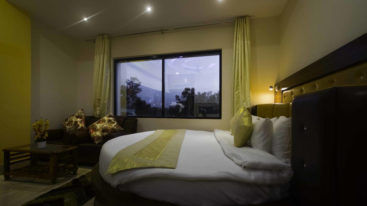 Hotel Kings Regency Drang Екстериор снимка