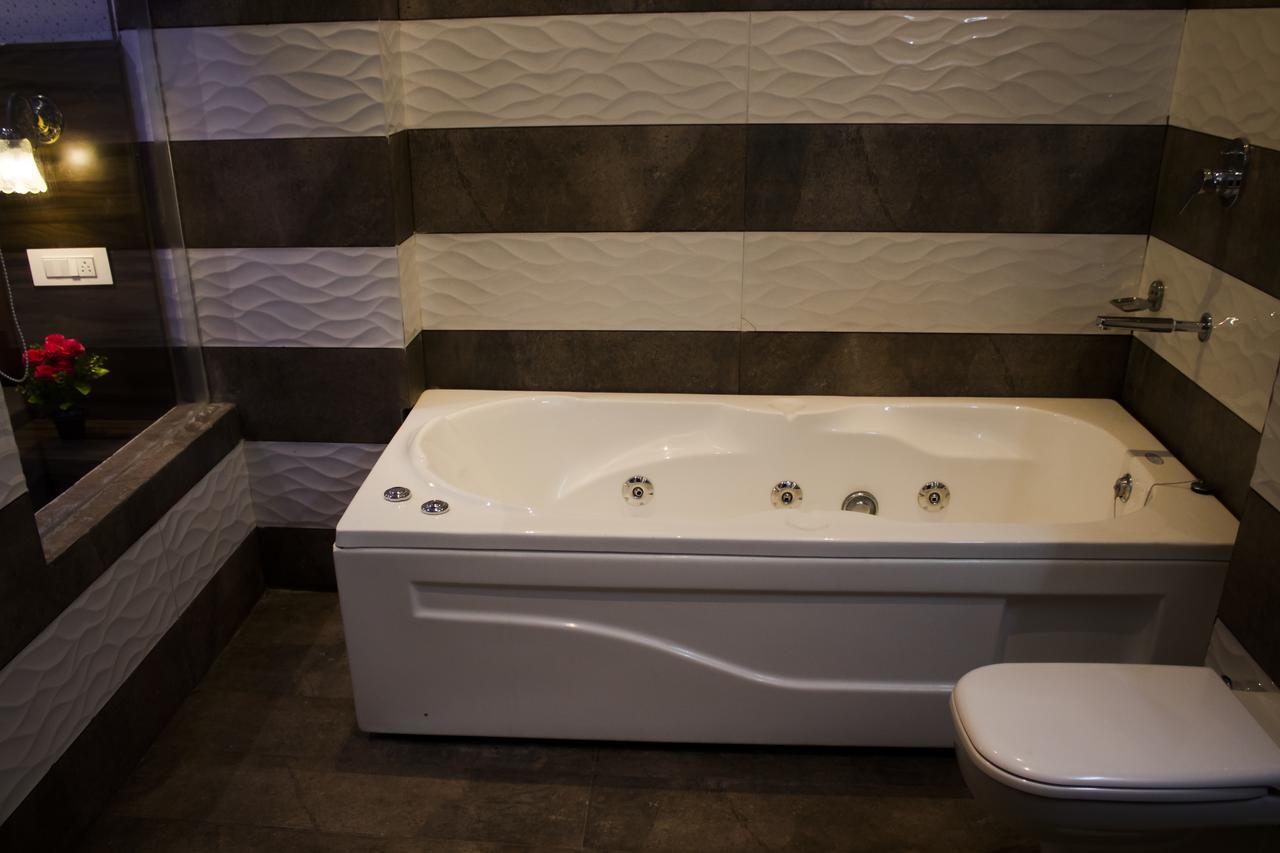 Hotel Kings Regency Drang Екстериор снимка